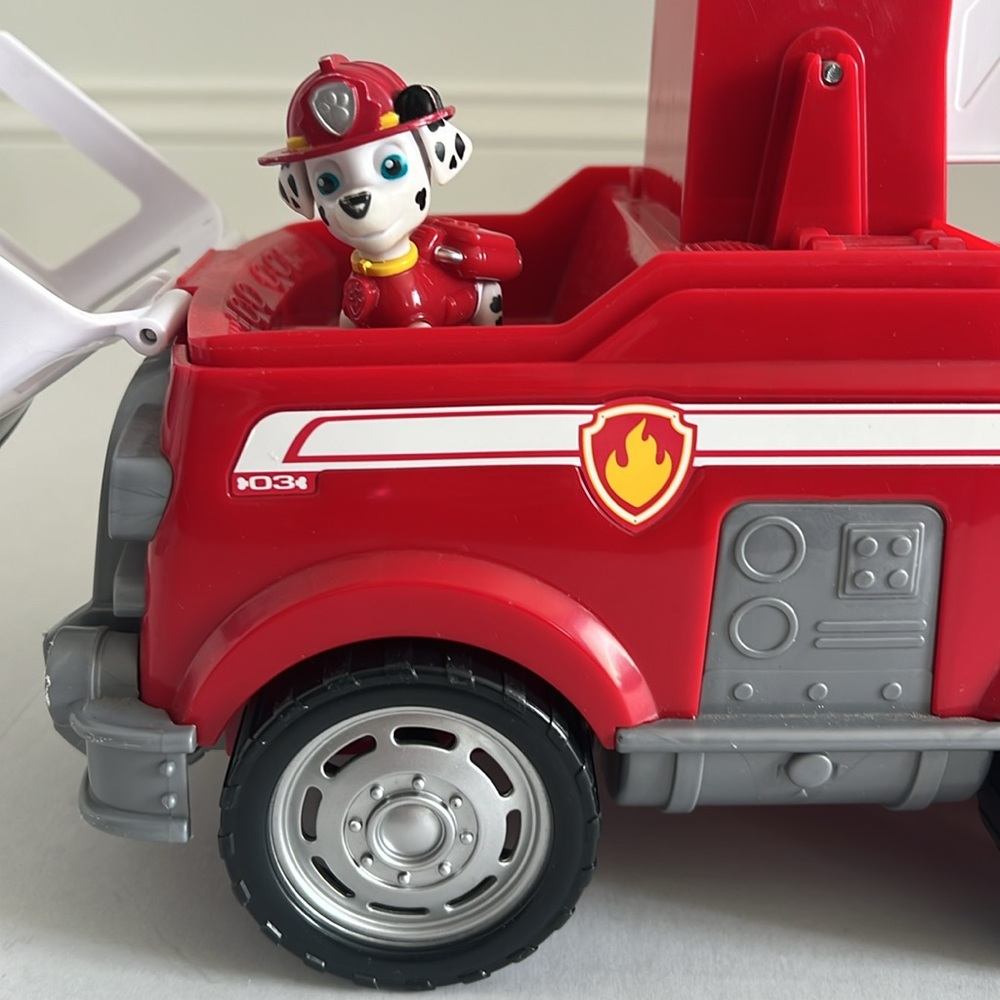 Paw Patrol Ultimate Rescue Fire Truck w/Extendable 2 ft. Tall Ladder Marshall - Picture 17 of 17